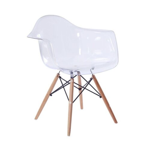 Cadeiras de madeira, metal e plástico